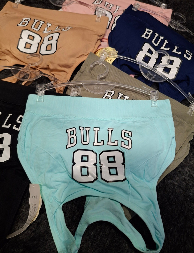 نیمتنه ورزشی/فانتزی طرح Bulls 88 – مدل پشت دوبنده، دارای کاپ متحرک و قابل شستشو