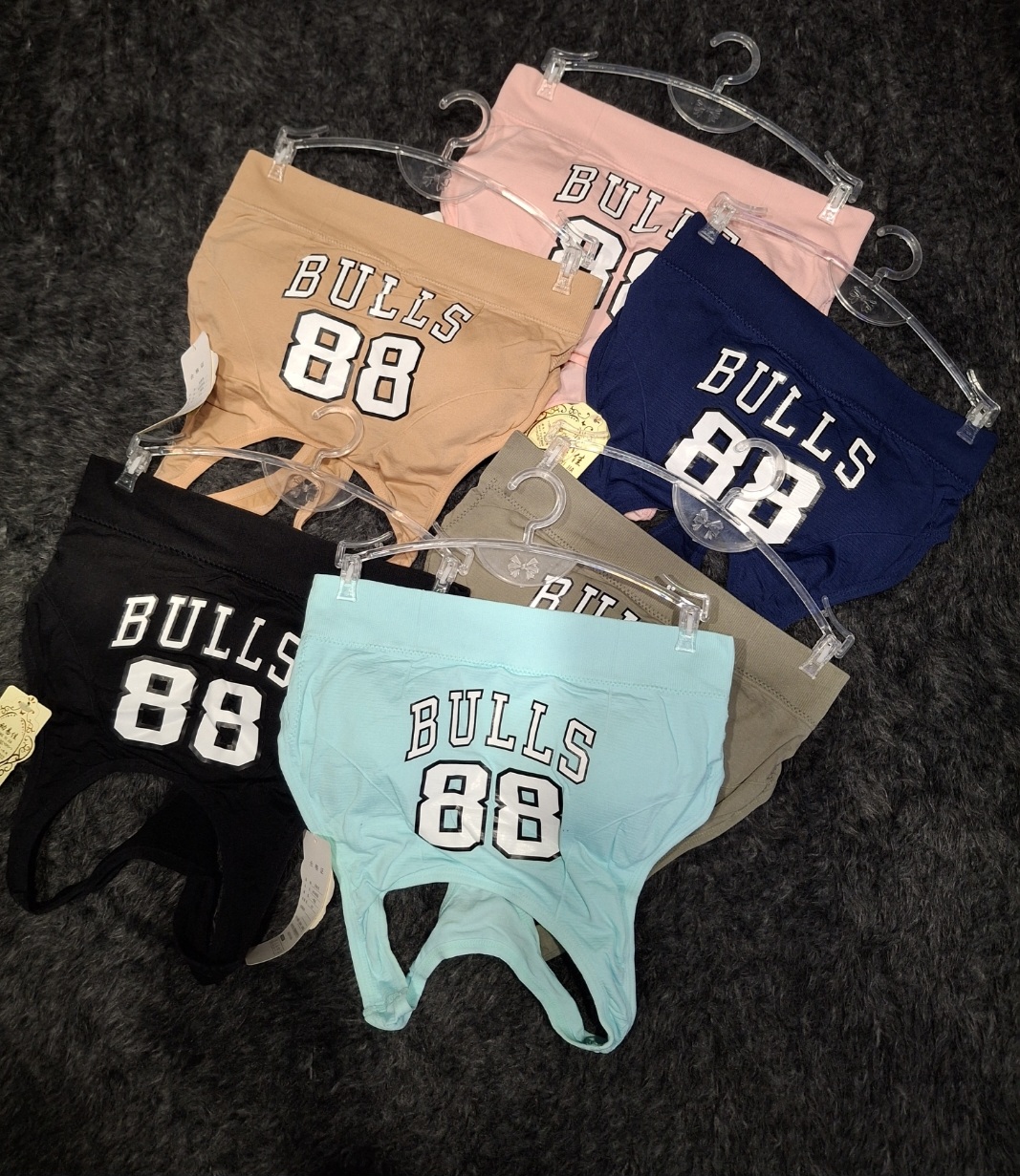 نیم‌تنه ورزشی/فانتزی طرح Bulls 88 – مدل پشت دو‌بنده، دارای کاپ متحرک و قابل شستشو